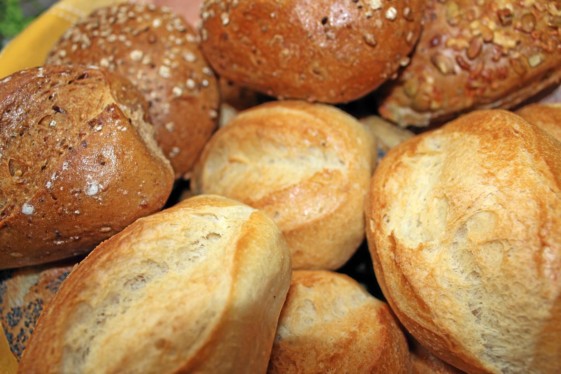 Det genmodifierade vetemjölet går inte att baka stora limpor av som man skivar. Däremot blir resultatet bra för exempelvis baguetter, enligt forskarna.