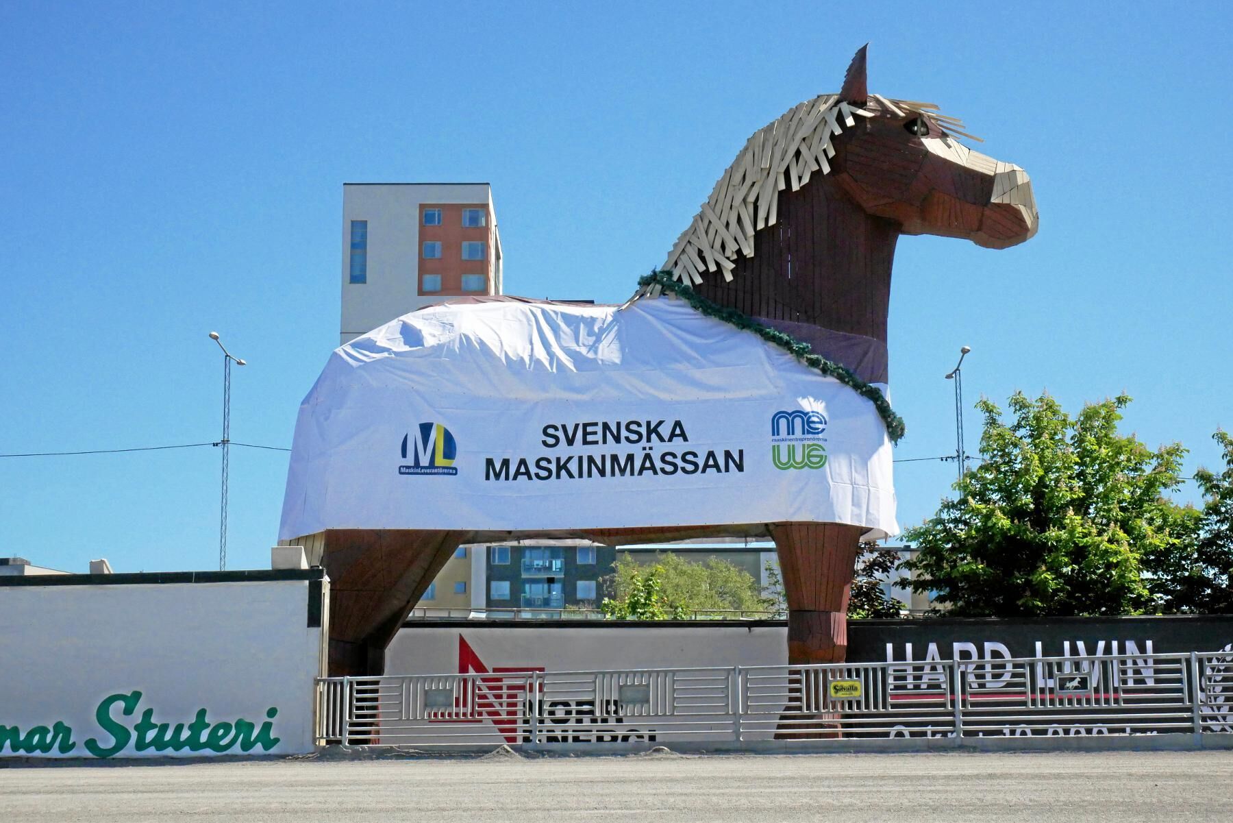 Den klassiska Solvalla-hästen fick passande kläder för mässan.