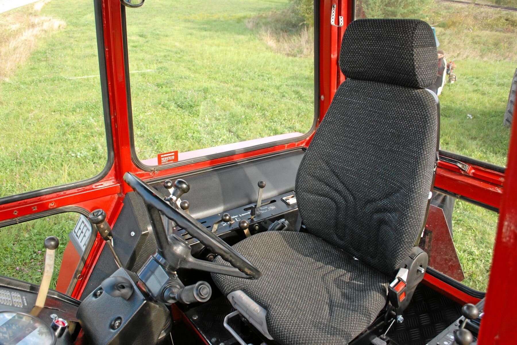 I hytten finns en komfortabel förarsits. Snabbväxeln är borttagen men det finns en hydraulisk koppling som gör det lättare att koppla ur.