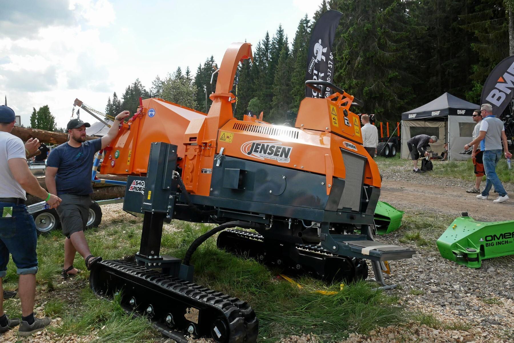 Flisaren från Jensen kan gå i sidlut och även breddas hydrauliskt.