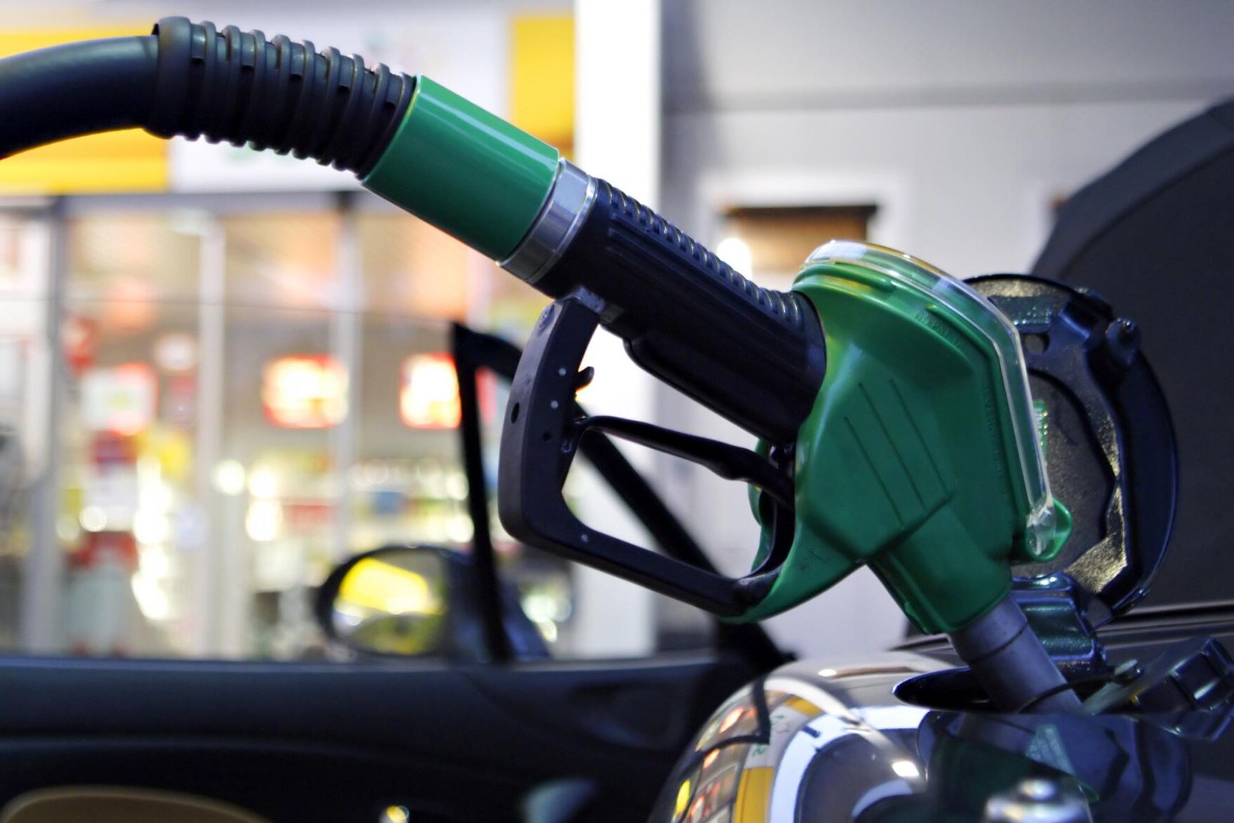 Riktpriset på bensin sänktes med 15 öre/liter under måndagen.