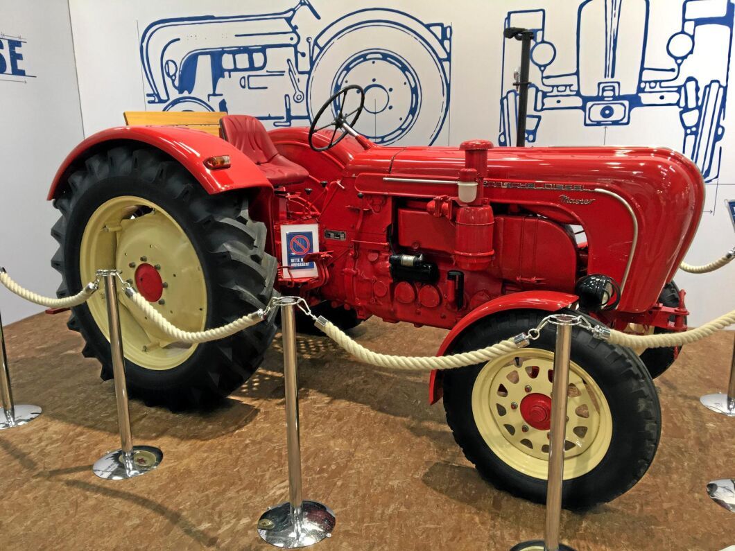 Porsche-traktorn stor lite svåråtkomligt för den som ville ta sig en närmare titt.