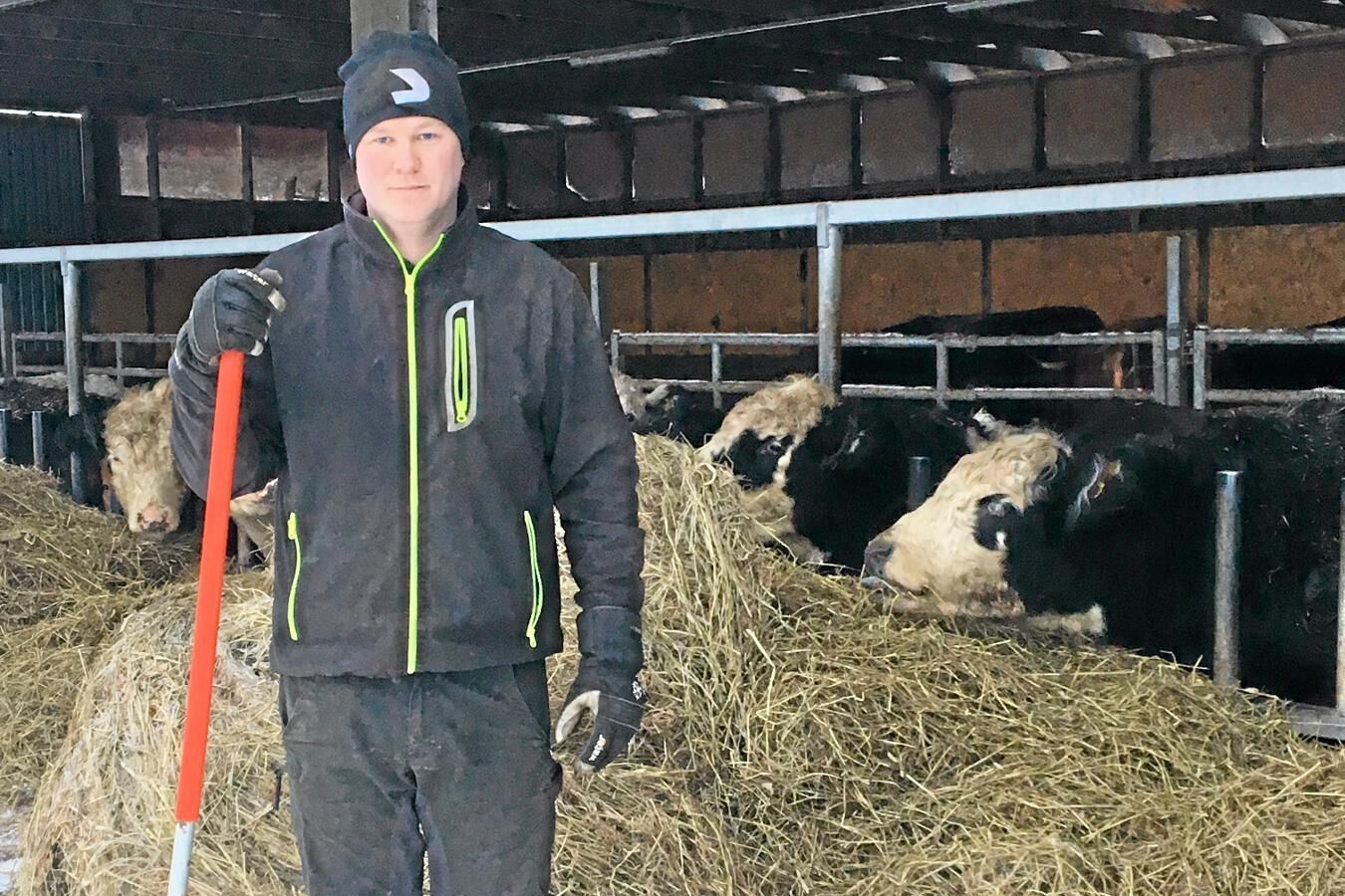 Alexander Westerlund väntar på stödpengar. Han och frun Emili har fått ta ett banklån på en miljon kronor för att täcka sina kostnader inom ekoköttsproduktionen.