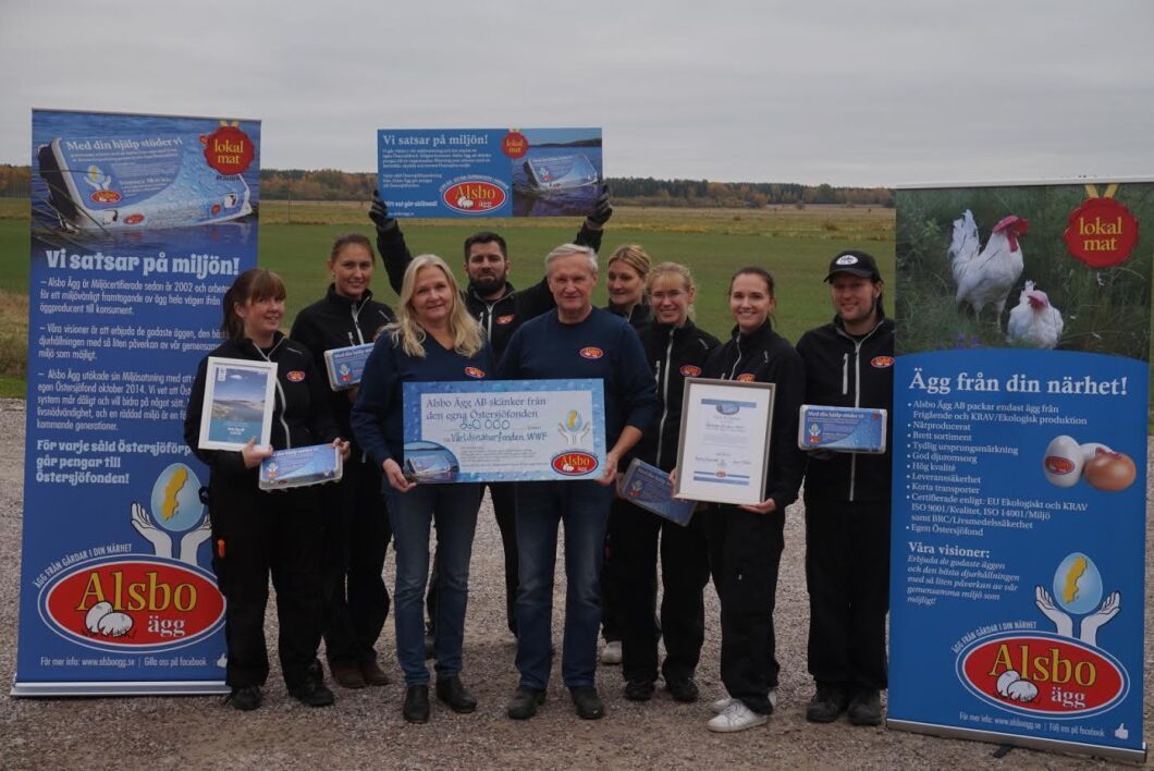 Sören Rabb och Britt-Mari Skrivargård Rabb med personal på Alsbo Ägg delar ut etteget Östersjöpris till Världsnaturfonden.