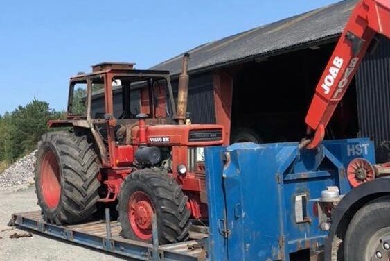 En något överhettad Volvo BM 814. Det är ett renoveringsobjekt, hälsar Joel glatt.