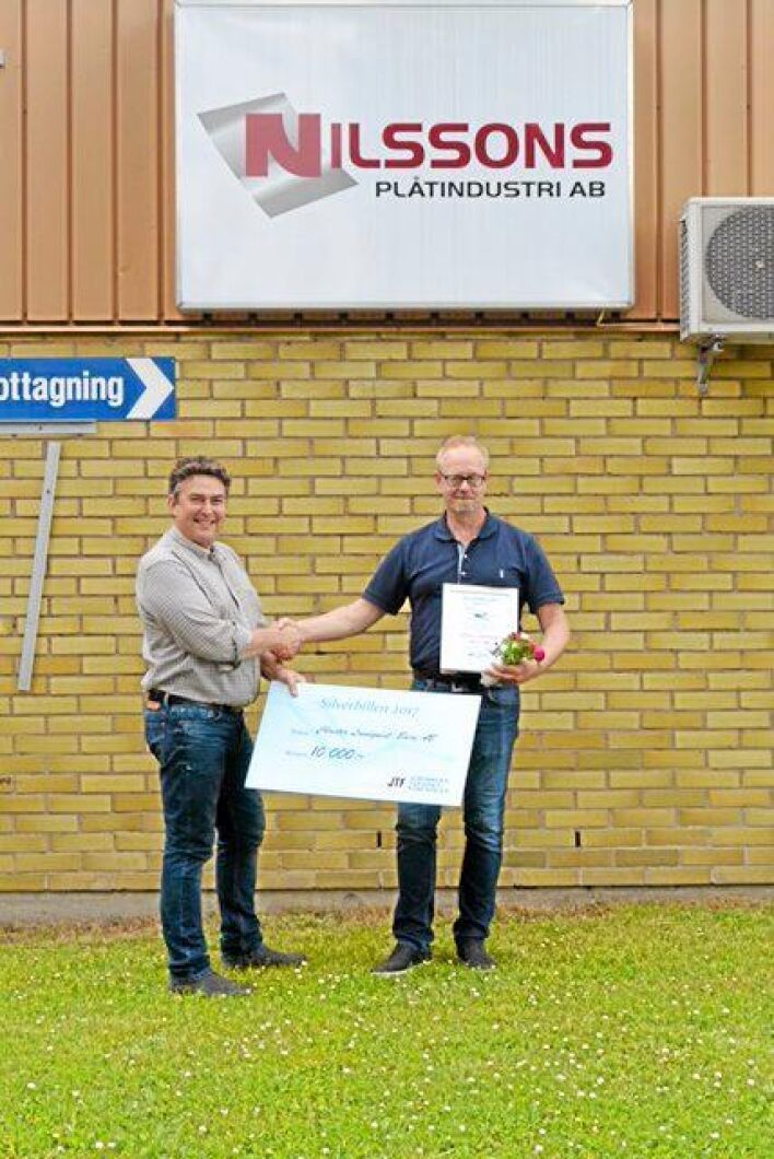 Christer Lundqvist tar emot Silverbillen av Christian Hidén, ordförande i Jordbrukstekniska föreningen.