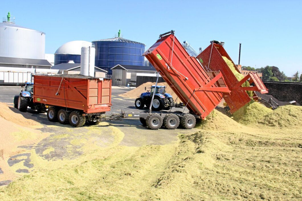 Arkivbild. Tippning av hackad helsäd i plansilo på Jordberga i Skåne.