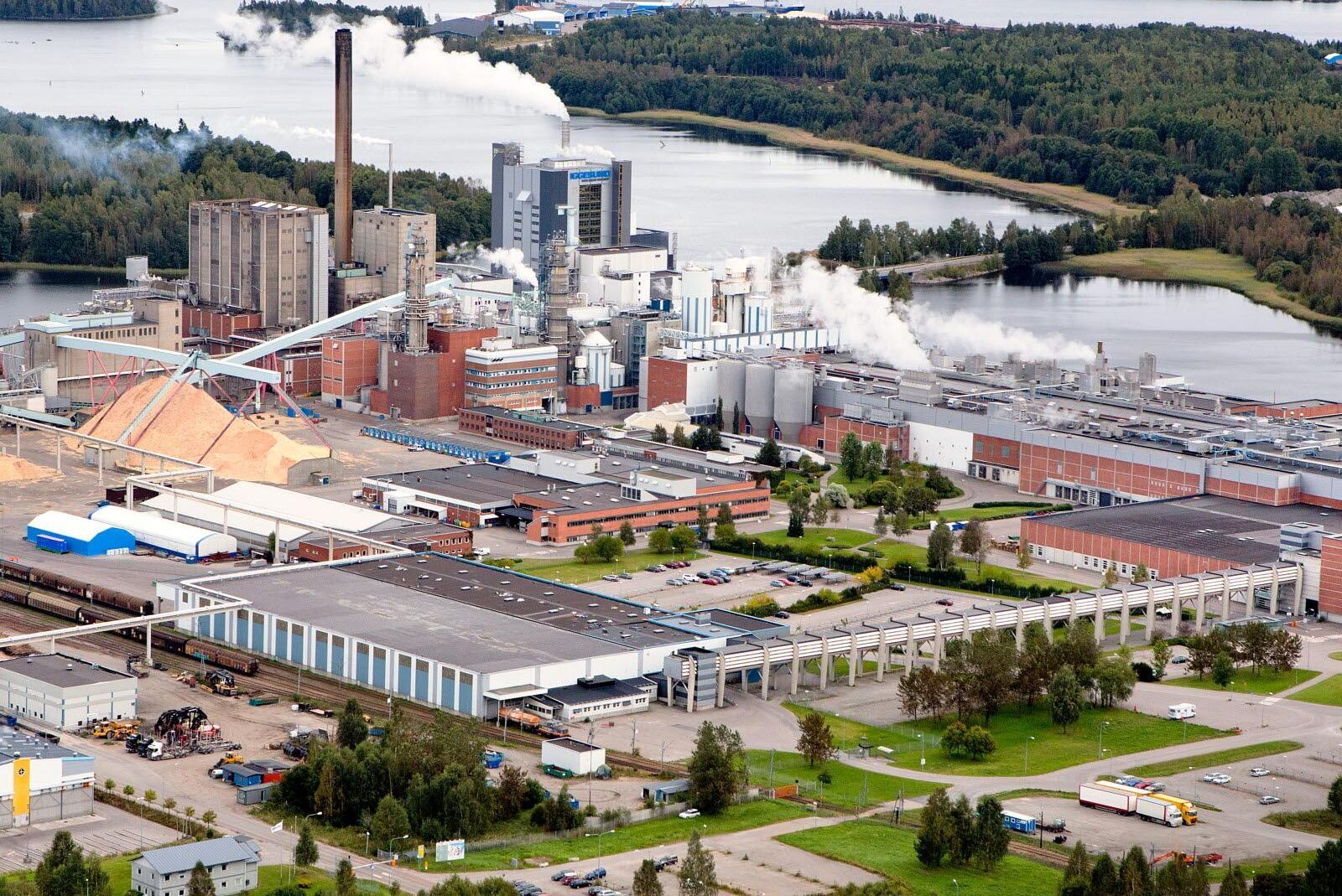 Holmen har sin stora anläggning vid Iggesund och en bit bort i Friggesund ligger plantskolan som nu anklagas för att förstöra miljön. Arkivbild.