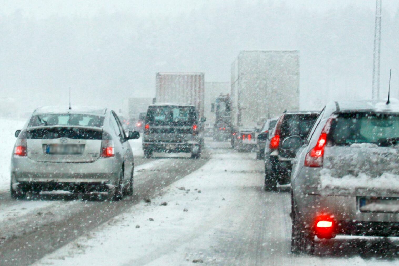 Varken polisen eller trafikverket vågade släppa fram plogbilar och personbilar då för många lastbilar blockerade körfälten på E65. Arkivbild.