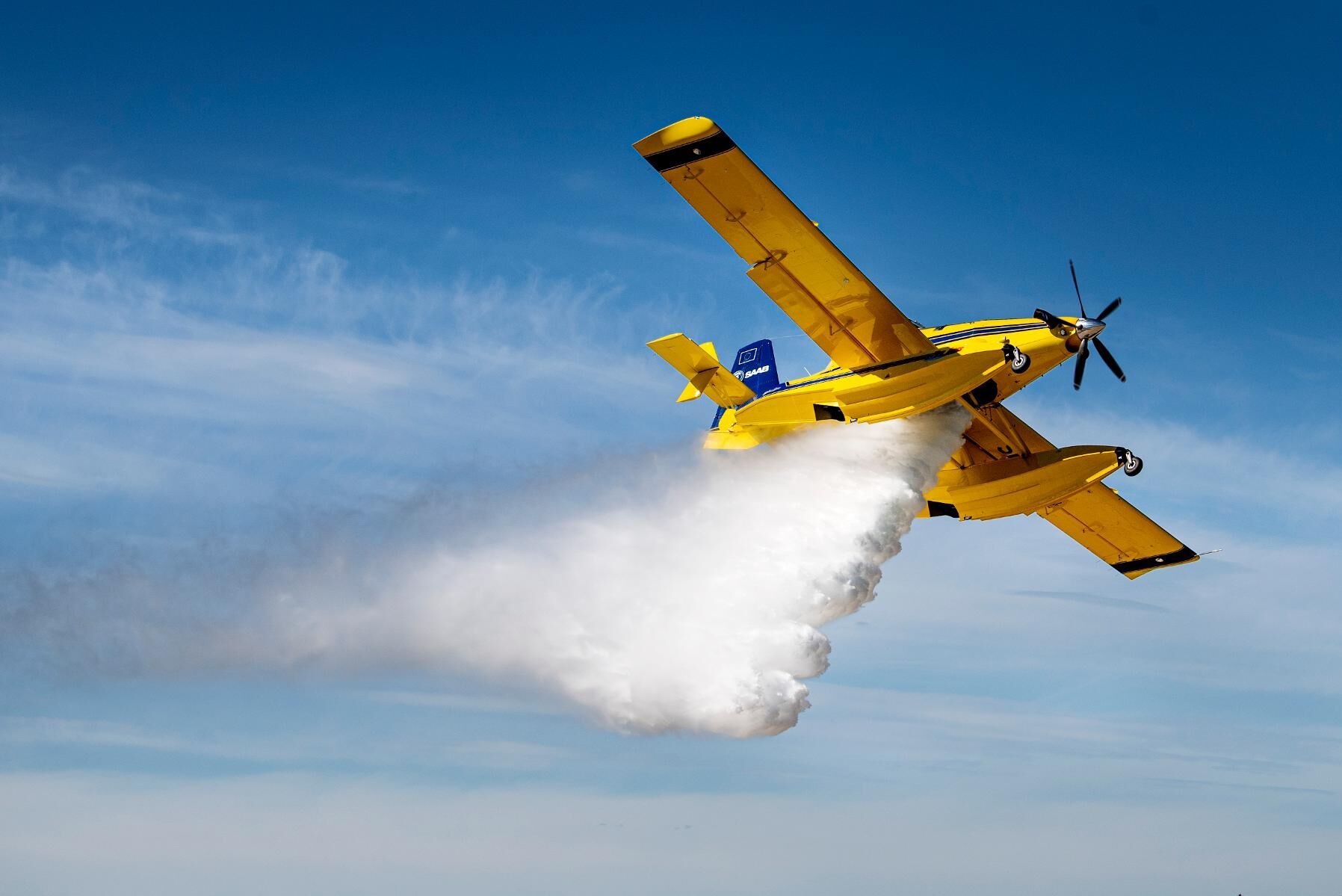 Två mindre skopade plan vattenbombar en skogsbrand i Vimmerby.