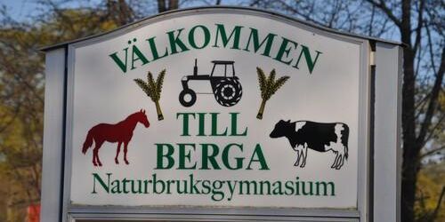 Välkommen, men bara om du har egen häst. Det måste skolan nu ändra på efter Skolinspektionens kritik mot utbildningen.