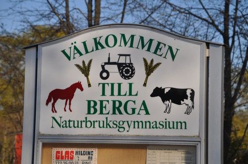 Välkommen, men bara om du har egen häst. Det måste skolan nu ändra på efter Skolinspektionens kritik mot utbildningen.