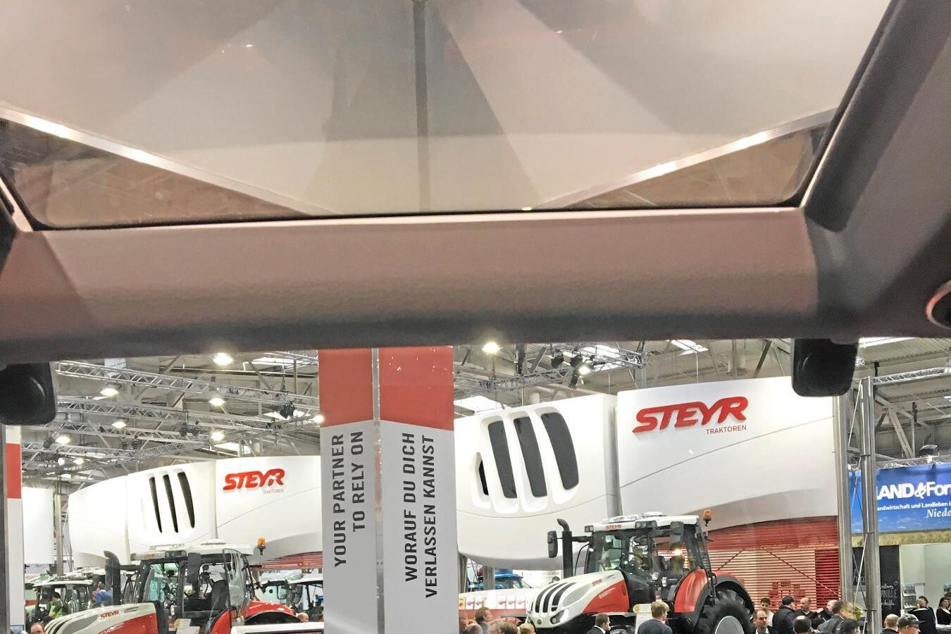 Sikten i Lintrac 110 är god, och ökar ytterligare tack vare takrutan som syns i bilden.