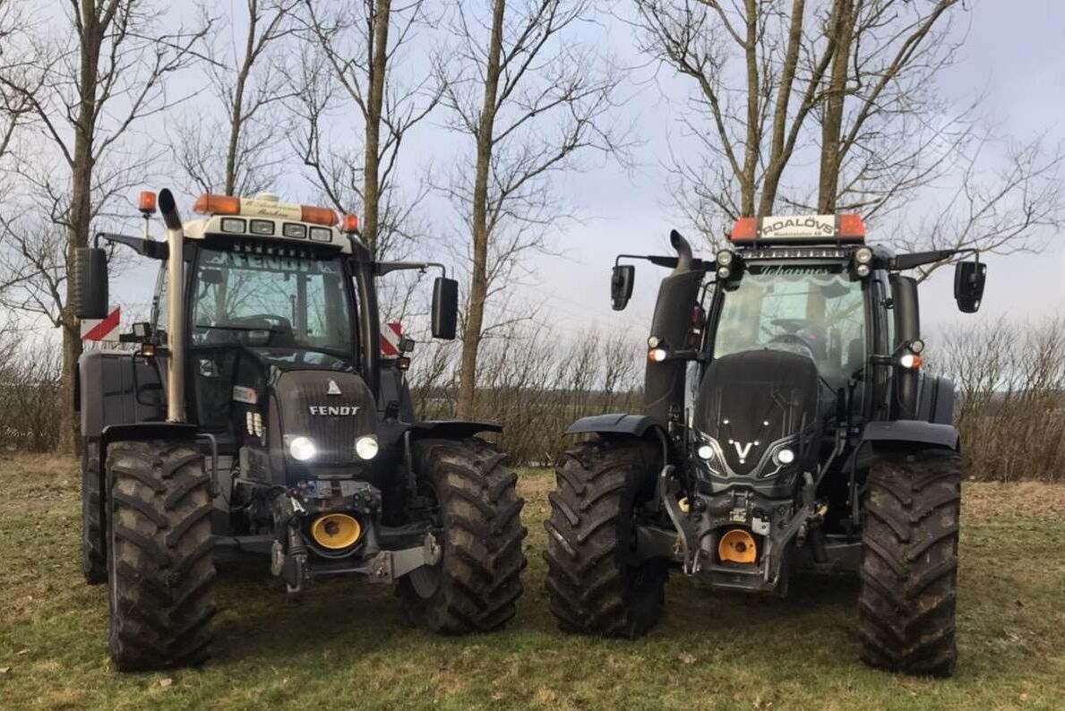 Två av traktorerna som var med i paraden.