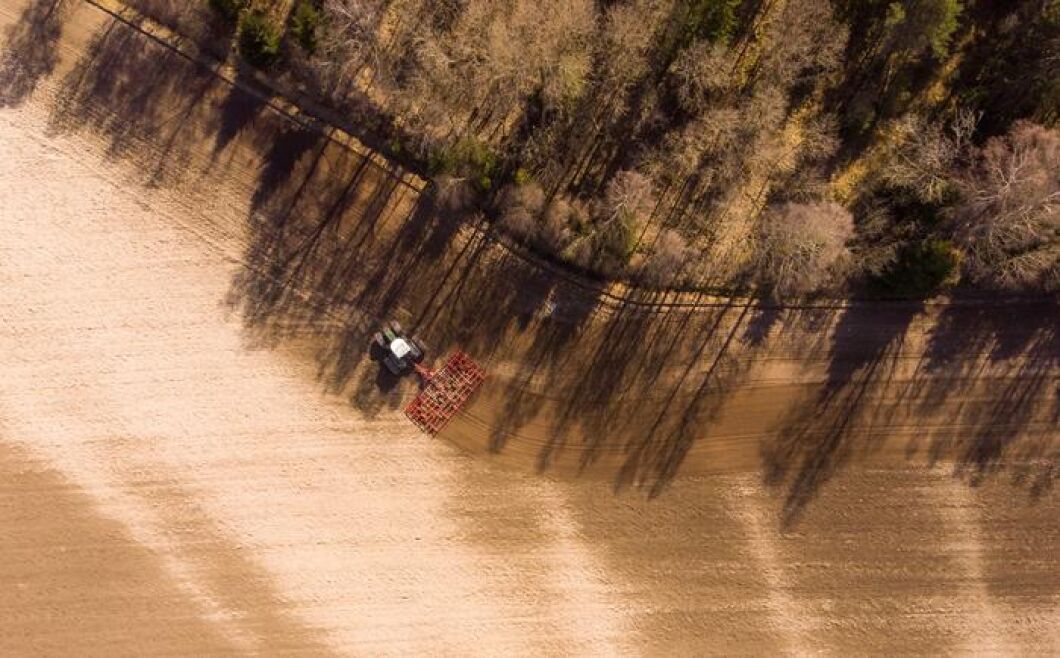 Vinnarbilden. Här är juryns vinnarmotivering: Jordbearbetningspoesi i en enda bild. En stämningsfull och vacker hyllning till vårbruket och det svenska landskapet, där ekipaget svävar fram som på en stilla sjö, genom trädtopparnas spegling.