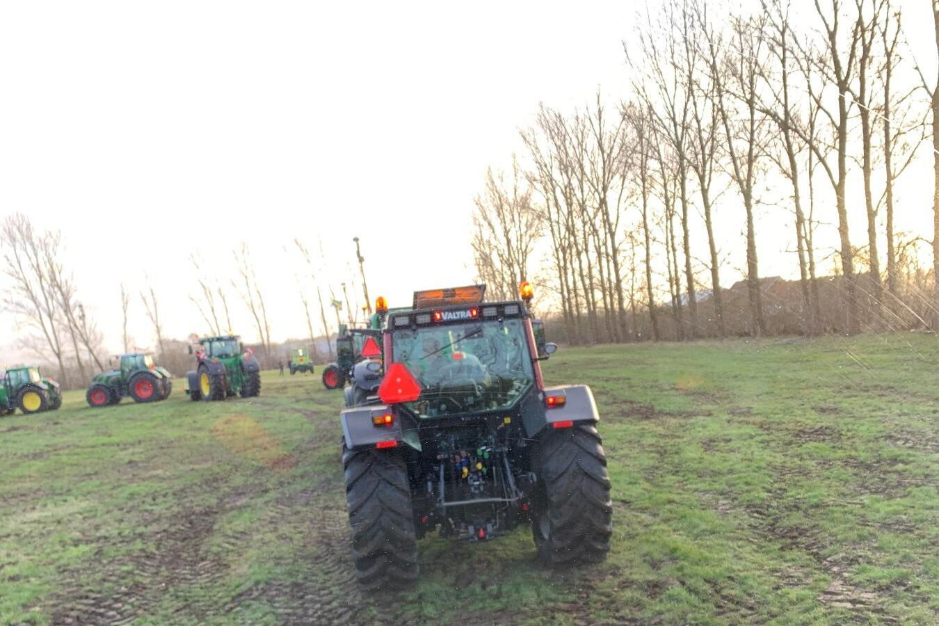 Ett 50-tal traktorer deltog i årets traktorparad på Segragymnasiet.