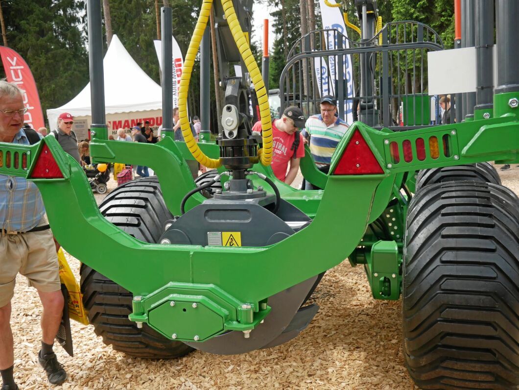 Farma har hittills saknat en driven 14-tonsvagn men visar nu sin nya T14 4WD. Den har 22,5-tums hjul och, sorteringsklackar och integrerat baklyse. Vagnen visas på mässan med en 7-meters kran men som alternativ finns en 8,5-meters med dubbla utskjut.