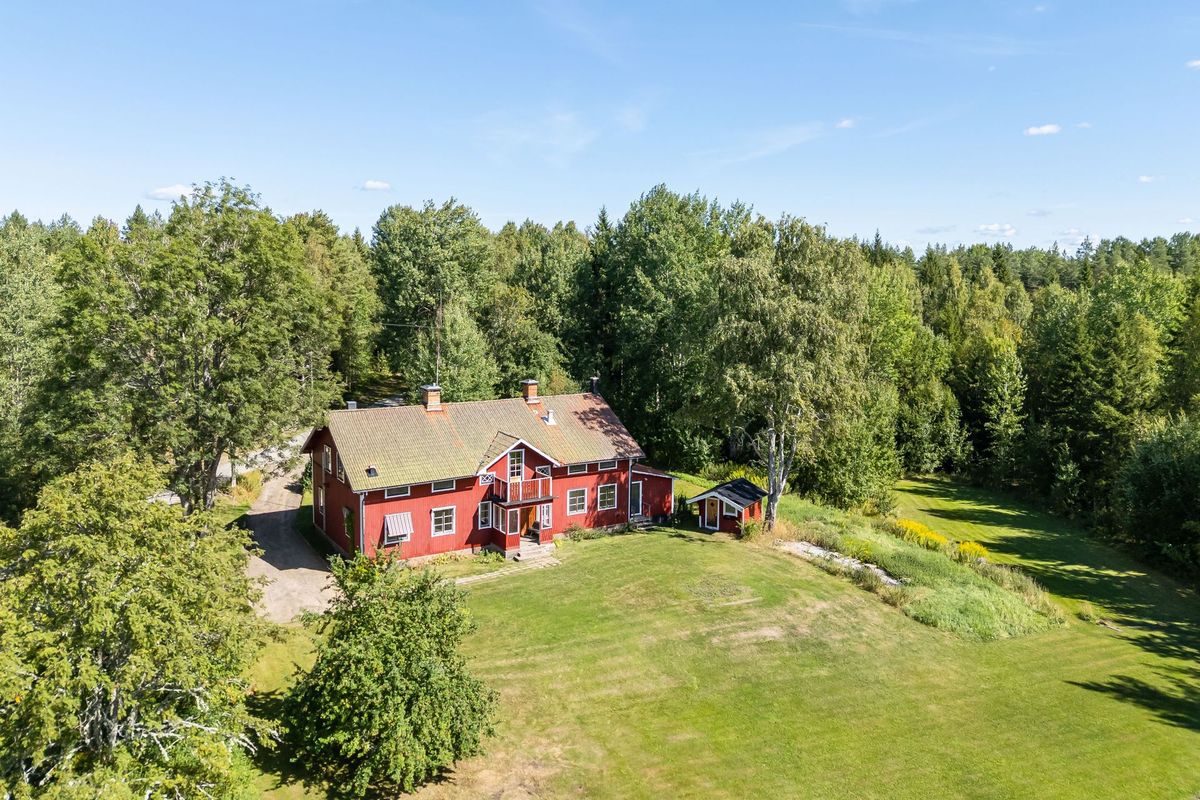 6,3 ha gård med stor mangårdsbyggnad