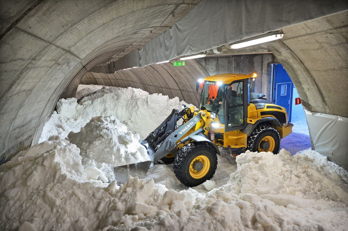 Bo Sjökvist jagar marginaler när han lastar ut 3 000 kubikmeter förbrukad snö från tunneln med sin Volvo L45. ”Jag får tappa ut luft ur bakdäcken för att få 20 millimeter till godo.”