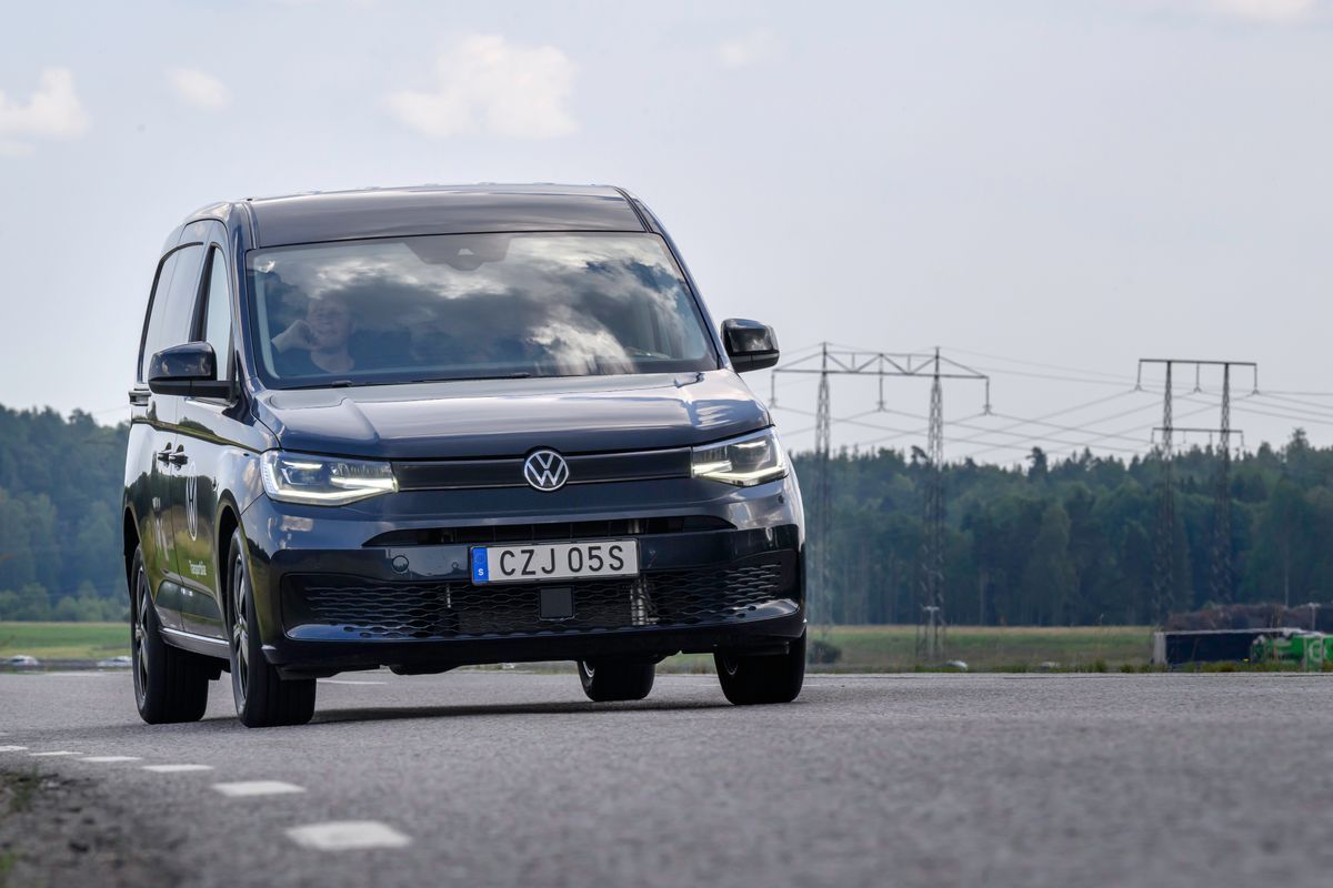 VW Caddy Cargo eHybrid är en betydligt mer komfortabel bil på gropigare landsvägar jämfört med en pickup som har hårdare fjädring och bladfjädring för bakaxeln.
