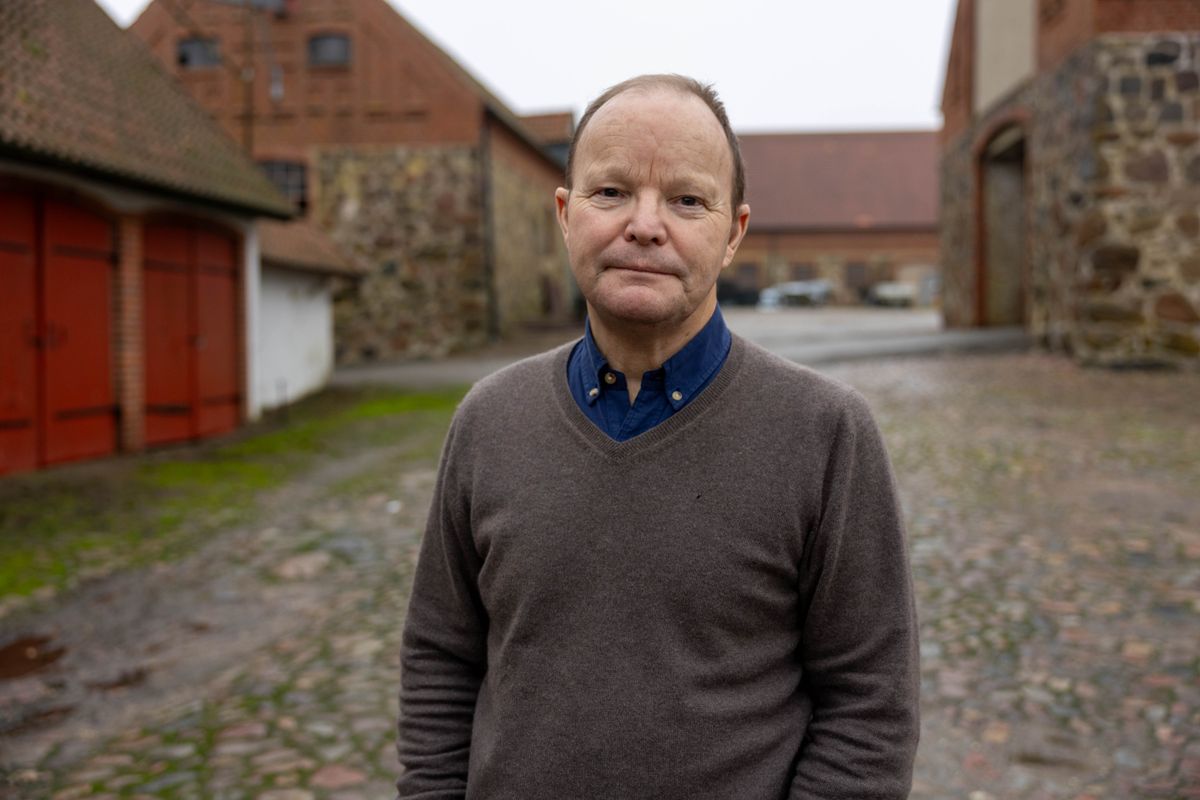 Haquin Stiernblad utanför gårdskontoret på Stora Markie. 