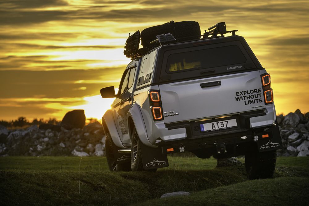 Isländska Arctic Trucks vänder sig inte bara till yrkesfolk med den här bilen. Äventyrare och de som vill upptäcka världen utanför civilisationen har en trygg följeslagare i den avancerade pickupen.