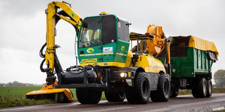 Nytt aggregat suger kantgräs – görs till biogas
