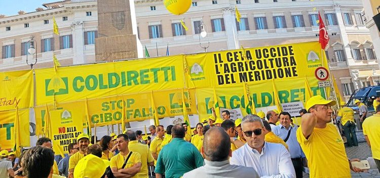 Bönder i tusental demonstrerar mot avtal