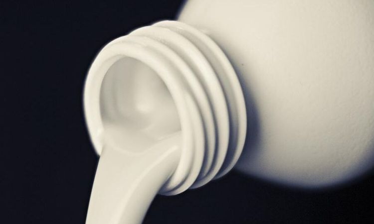 Politisk mjölkbomb sätter press på Italien