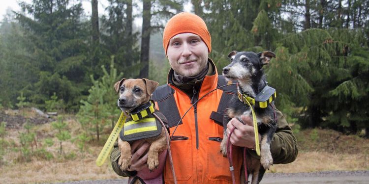 Häng med på jakt med fyra generationer terriers