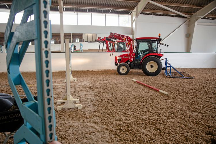 Det finns ett behov i hästnäringen av personal som är utbildade inom skötsel och drift av hästanläggningar.