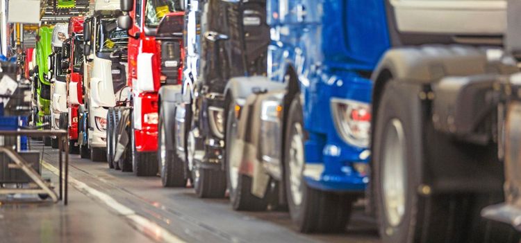 Mercedes jagar Volvo och Scania