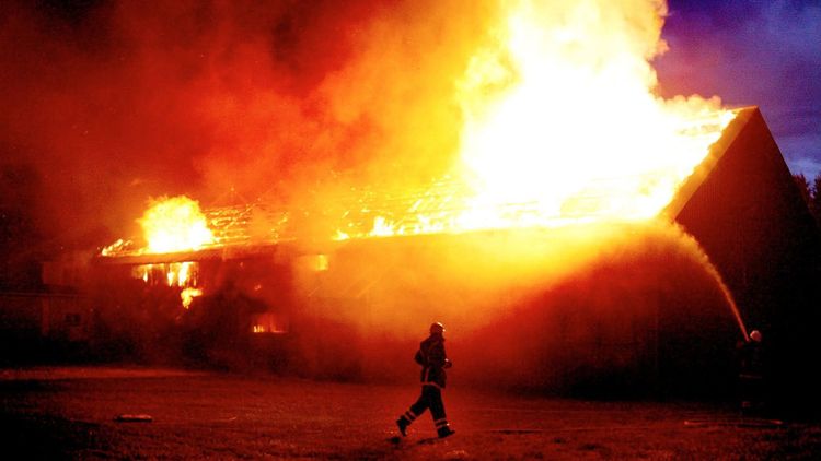 Ladugårdsbrand på Visingsö – fyra till sjukhus