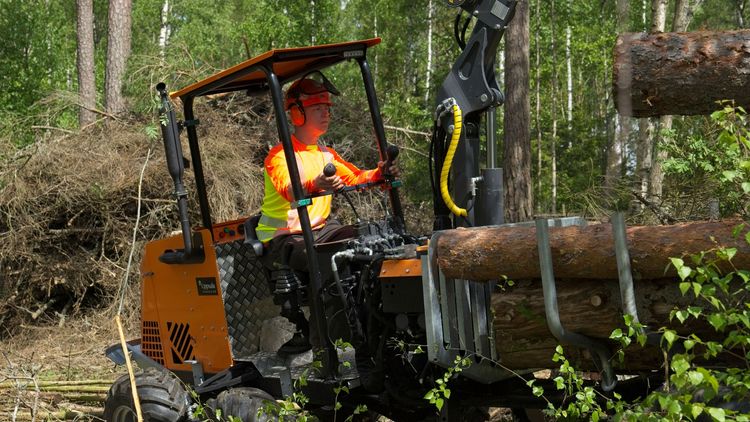 Han är först i Sverige med finsk miniskotare