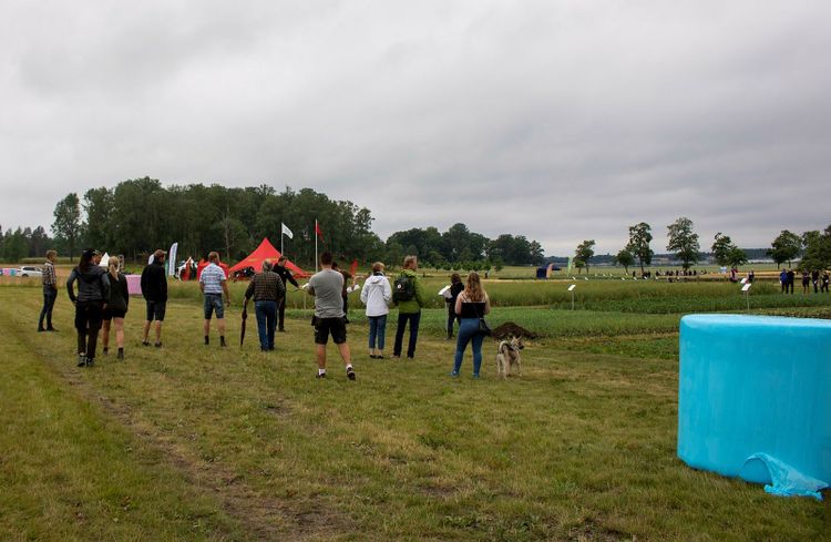 Brunnby Lantbrukardagar 7 juli 2021. Besökare får guidade visningar av olika demoodlingar i mindre grupper.