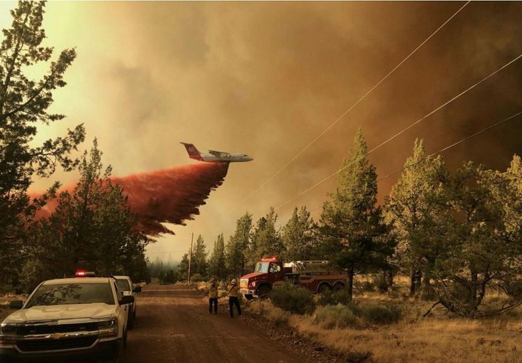 Det brinner på flera håll i Oregon. Här är brandflyg i gång vid den mindre Grandviewbranden på söndagen.