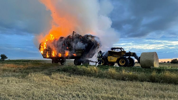 Svårsläckt när balar tog eld på Öland