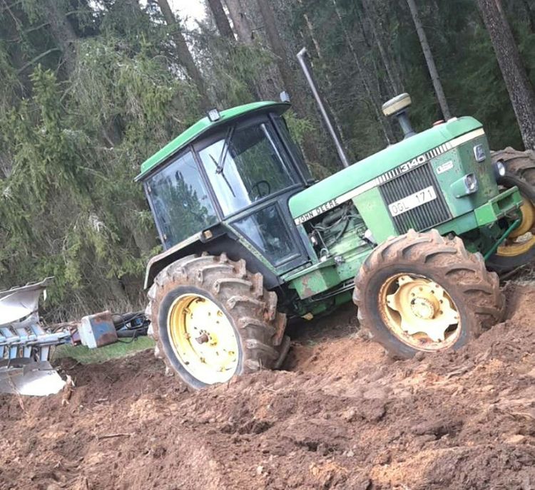 John Deere 3140 som fastnat.