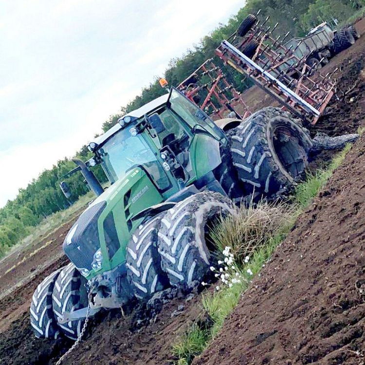  Fendt 828 Vario som fastnat på torvmosse.