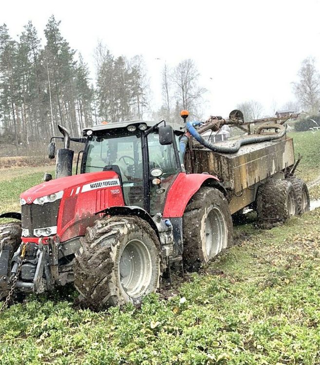 Massey Ferguson-gödselspridare som fastnat.