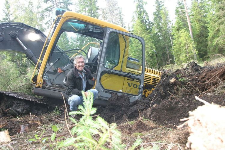 Volvo-grävare som kapsejsat i ett dike.
