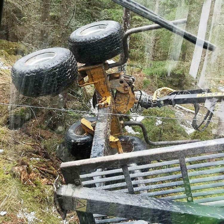 Skogsvagn som tippat över i skogen.