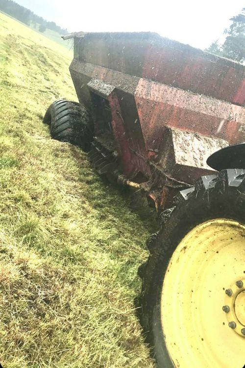 däck på vagn som fastnat på åker.