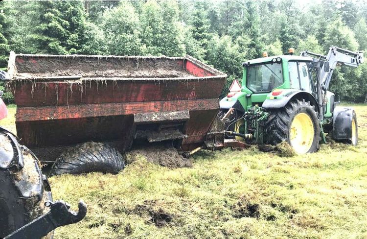 Traktor med vagn som fastnat.