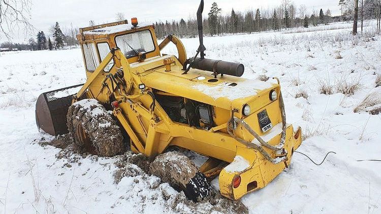 BM Volvo baklastare i snön.