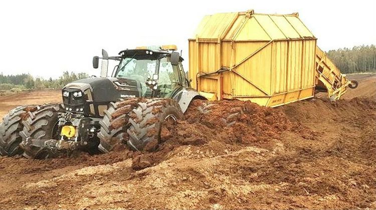 Deutz-Fahr 7250:an på mosse.