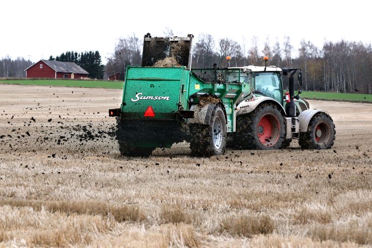 Gifter i avloppsslammet sprids i jordbrukets kretslopp, menar artikelförfattarna.