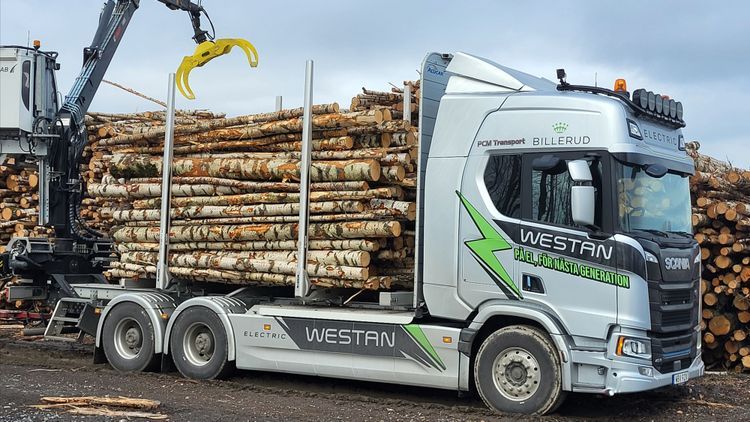 Byter diesel mot el – ny timmerbil i drift