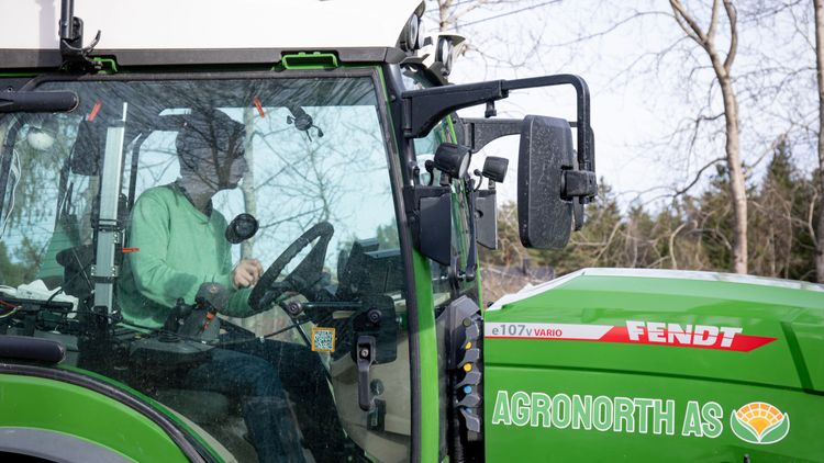 Han vill öka elektrifieringen – hyr ut traktorer på timme