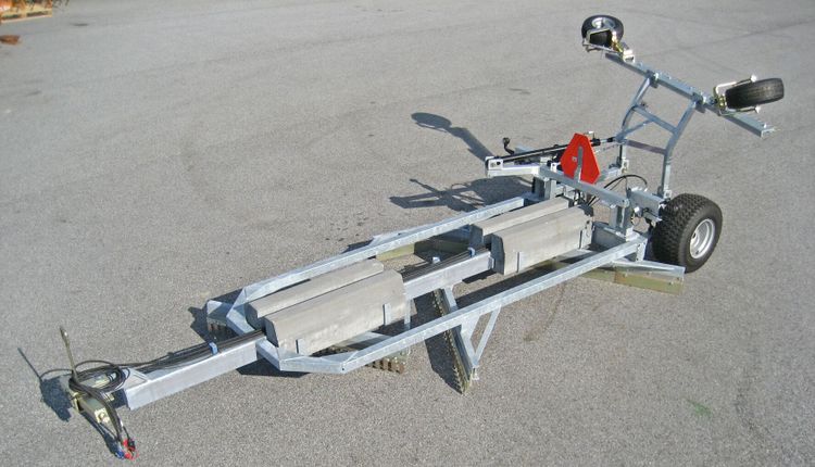 Väghyveln är varmgalvaniserad och utrustad med tre skär.